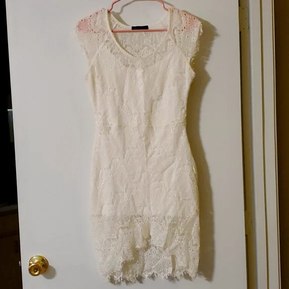 #024  Off white fitted lace dress - Picture 3 of 10